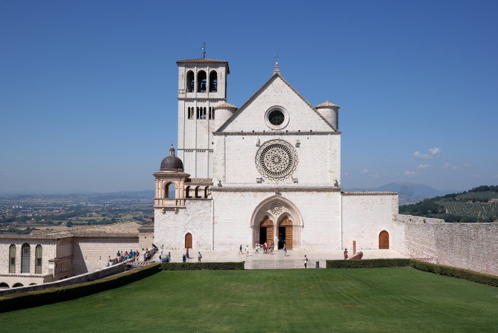 Assisi basilica umbria gotica vedere facciata wikimedia chiesa dassisi medievale rosone sacro portale